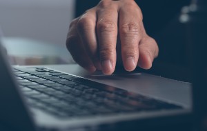 ¿Cómo borrar caché en el mail de Mac?